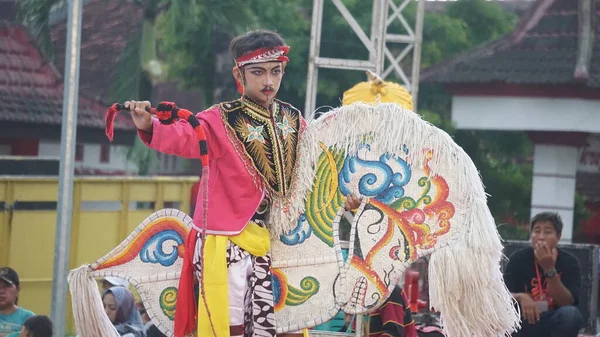 ジャラナン ダンスはジャワの伝統舞踊である ジャラナンは馬を意味するジャラン語から来ている — ストック写真