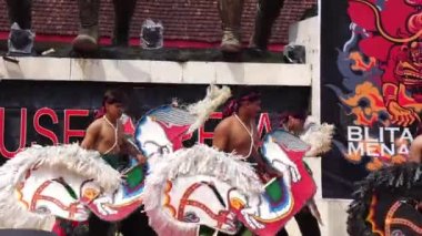 Jaranan dansı, Java 'dan geleneksel bir dans. Jaranan, Jaran 'dan geliyor, yani at.