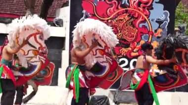 Jaranan dansı, Java 'dan geleneksel bir dans. Jaranan, Jaran 'dan geliyor, yani at.
