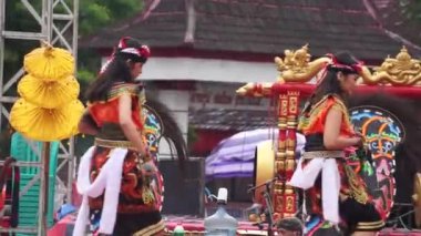 Jaranan dansı, Java 'dan geleneksel bir dans. Jaranan, Jaran 'dan geliyor, yani at.