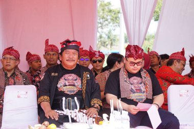 Kediri Hanindhito 'nun naibi Himawan Pramana (Mas Dhito), Kediri' nin yıldönümünü kutlamak için 1000 barong açılışında