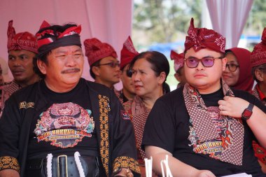 Kediri Hanindhito 'nun naibi Himawan Pramana (Mas Dhito), Kediri' nin yıldönümünü kutlamak için 1000 barong açılışında