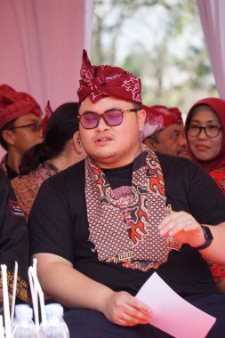 Kediri Hanindhito 'nun naibi Himawan Pramana (Mas Dhito), Kediri' nin yıldönümünü kutlamak için 1000 barong açılışında