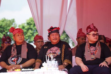 Kediri Hanindhito 'nun naibi Himawan Pramana (Mas Dhito), Kediri' nin yıldönümünü kutlamak için 1000 barong açılışında
