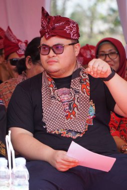 Kediri Hanindhito 'nun naibi Himawan Pramana (Mas Dhito), Kediri' nin yıldönümünü kutlamak için 1000 barong açılışında