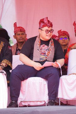 Kediri Hanindhito 'nun naibi Himawan Pramana (Mas Dhito), Kediri' nin yıldönümünü kutlamak için 1000 barong açılışında