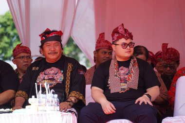 Kediri Hanindhito 'nun naibi Himawan Pramana (Mas Dhito), Kediri' nin yıldönümünü kutlamak için 1000 barong açılışında