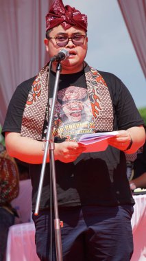 Kediri Hanindhito 'nun naibi Himawan Pramana (Mas Dhito), Kediri' nin yıldönümünü kutlamak için 1000 barong açılışında