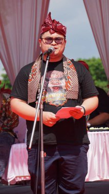 Kediri Hanindhito 'nun naibi Himawan Pramana (Mas Dhito), Kediri' nin yıldönümünü kutlamak için 1000 barong açılışında