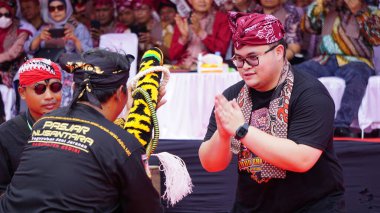 Kediri Hanindhito 'nun naibi Himawan Pramana (Mas Dhito), Kediri' nin yıldönümünü kutlamak için 1000 barong açılışında