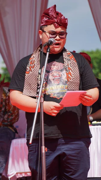 Kediri Hanindhito 'nun naibi Himawan Pramana (Mas Dhito), Kediri' nin yıldönümünü kutlamak için 1000 barong açılışında