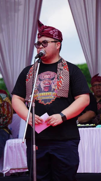 Kediri Hanindhito 'nun naibi Himawan Pramana (Mas Dhito), Kediri' nin yıldönümünü kutlamak için 1000 barong açılışında