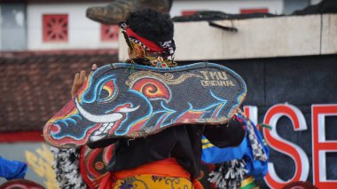 Celeng dansının gösterisi. Celeng yaban domuzu demek. Bu dans genellikle jaranan dansı ile yapılır.