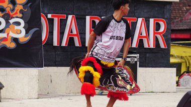 Celeng dansının gösterisi. Celeng yaban domuzu demek. Bu dans genellikle jaranan dansı ile yapılır.