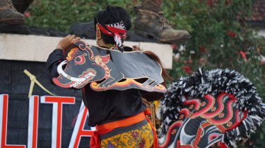 Celeng dansının gösterisi. Celeng yaban domuzu demek. Bu dans genellikle jaranan dansı ile yapılır.