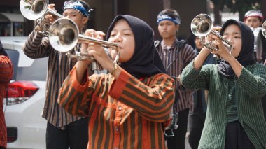 Endonezyalı lise öğrencileri yürüyüş üniformalarıyla