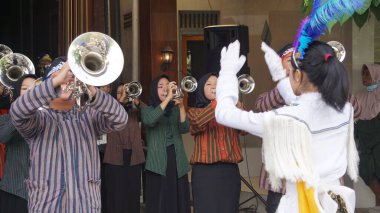 Endonezyalı lise öğrencileri yürüyüş üniformalarıyla