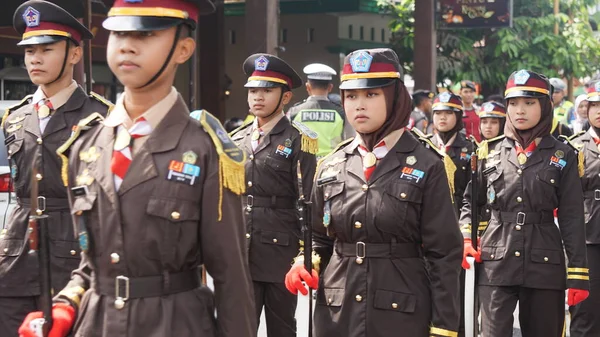 Indonesiska Gymnasieelever Med Uniformer Marschen — Stockfoto