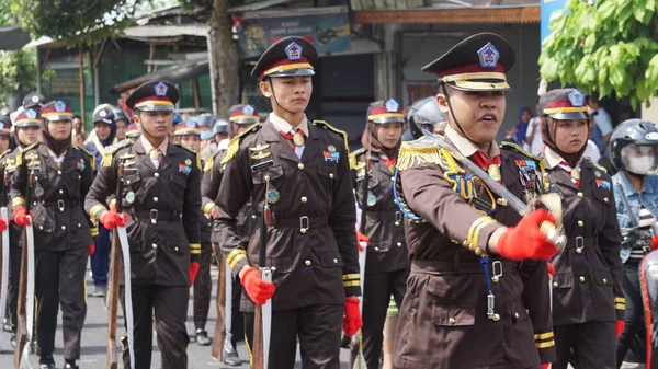 Indonesische Middelbare Scholieren Met Uniformen Opmars — Stockfoto