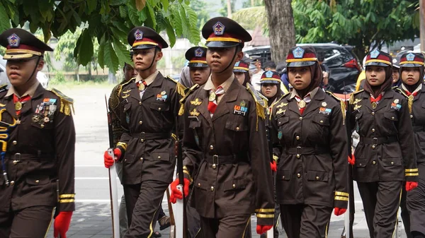 行進中の制服を着たインドネシアの高校生 — ストック写真