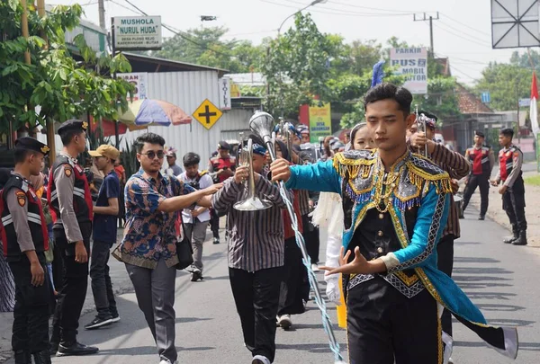 Estudantes Ensino Médio Indonésio Com Uniformes Marcha — Fotografia de Stock