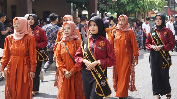 Indonéský Senior Středoškoláci Uniformami Pochodu — Stock fotografie