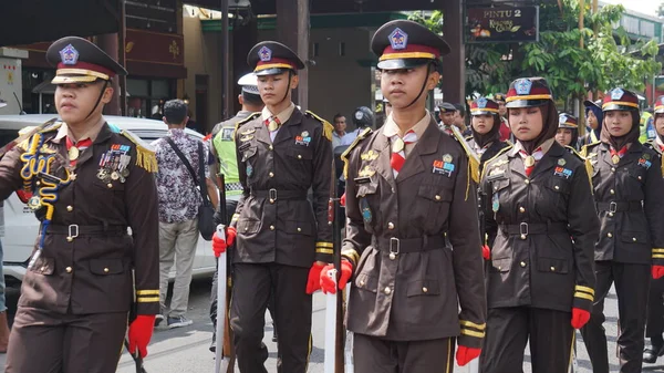 身着制服行军的印度尼西亚高中学生 — 图库照片