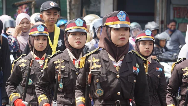 Indonesische Oberstufenschüler Mit Uniformen Marsch — Stockfoto
