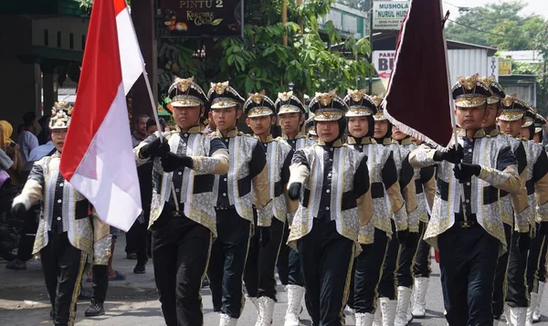Indonezyjscy Licealiści Mundurach Marszu — Zdjęcie stockowe