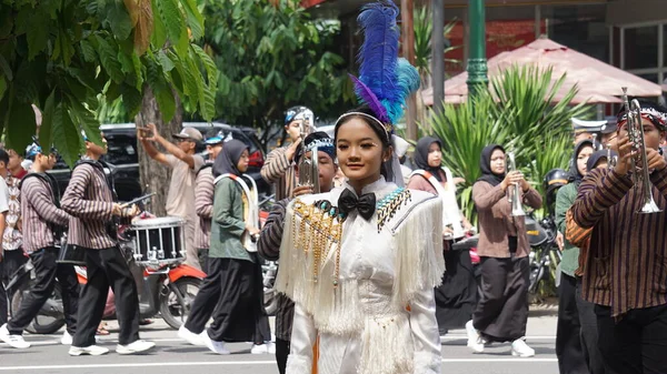 Indonesiano Anziani Studenti Delle Scuole Superiori Con Uniformi Marcia — Foto Stock