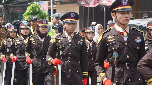 Estudiantes Indonesios Secundaria Con Uniformes Marcha —  Fotos de Stock