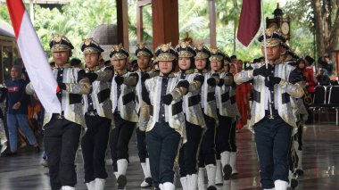 Endonezyalı lise öğrencileri yürüyüş üniformalarıyla.
