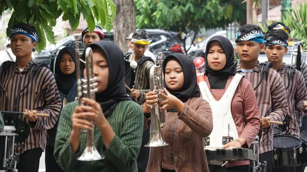 Indonezyjscy Licealiści Mundurach Marszu — Zdjęcie stockowe