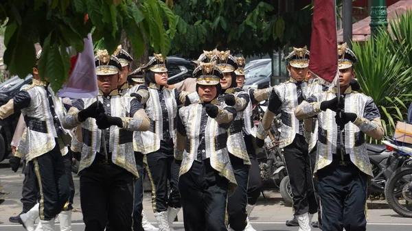 Indonesische Oberstufenschüler Mit Uniformen Marsch — Stockfoto