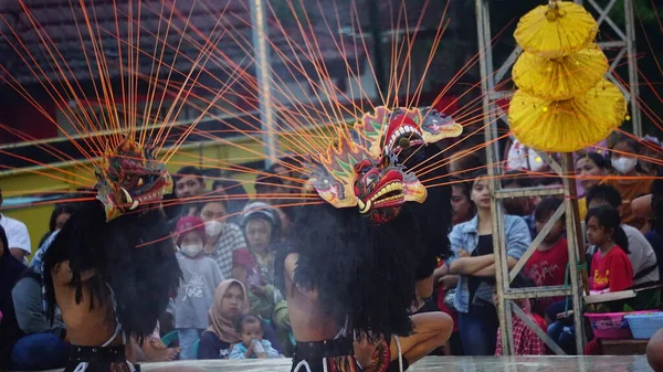 インドネシア人はBarongan Kucinganダンスを行う このダンスはブリターから来てる — ストック写真