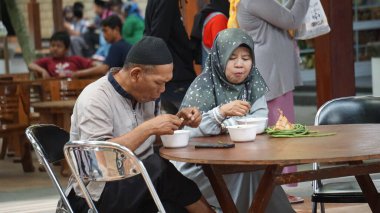 Warung 'da insanlar yemek yiyor. Warung Endonezya restoranıdır.