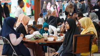 Warung 'da insanlar yemek yiyor. Warung Endonezya restoranıdır.