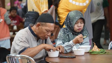 Warung 'da insanlar yemek yiyor. Warung Endonezya restoranıdır.