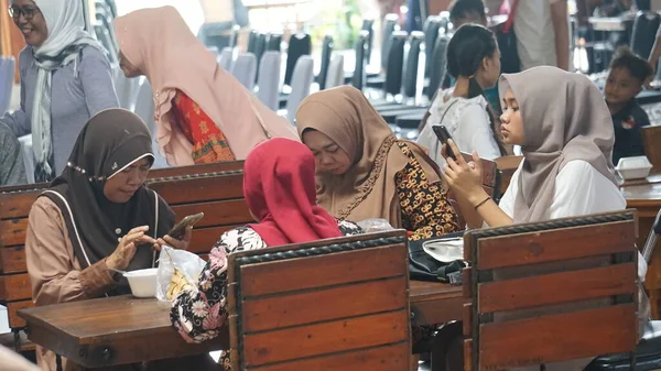 Orang Orang Makan Warung Warung Adalah Restoran Indonesia — Stok Foto