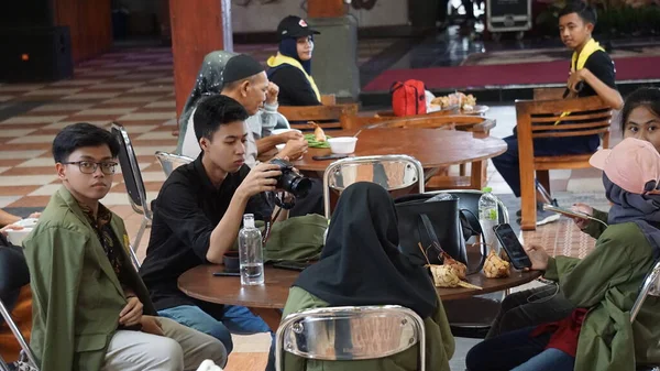 Ludzie Jedzą Warung Warung Indonezyjska Restauracja — Zdjęcie stockowe