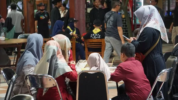 Die Menschen Essen Warung Warung Ist Indonesisches Restaurant — Stockfoto