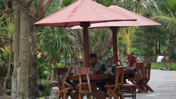 Люди Їдять Бороні Варунг Індонезійський Ресторан — стокове фото