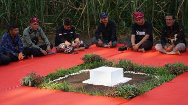 Niti sowan harjing seremonisinde tetenger harjing açılışı ve imzası