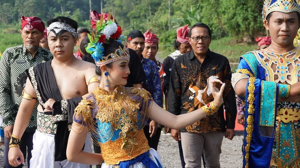 Niti Sowan Harinjing Töreni Niti Sowan Harinjing Kaynağından Alarak Kediri — Stok fotoğraf
