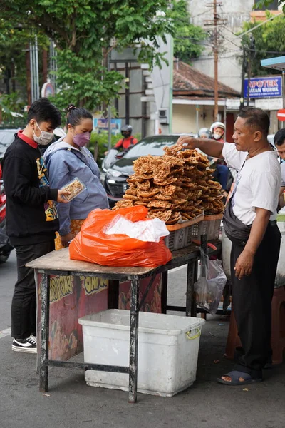 皮耶克的卖家皮耶克是印度尼西亚传统饼干之一 Peyek也叫Rempeyek — 图库照片