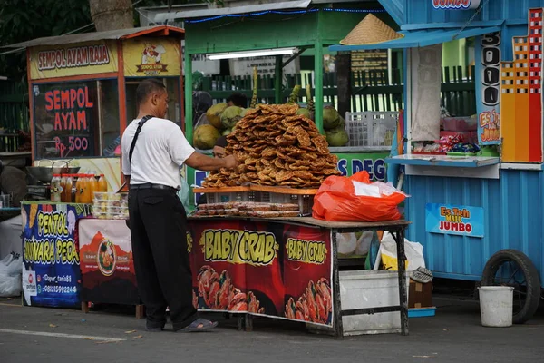 Venditore Peyek Peyek Uno Dei Cracker Tradizionali Indonesiani Peyek Chiamato — Foto Stock