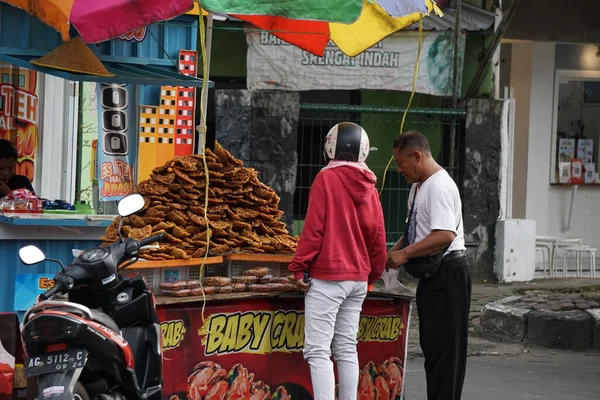 Vendedor Peyek Peyek Una Las Galletas Tradicionales Indonesias Peyek También — Foto de Stock