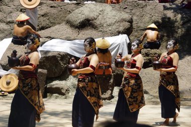 The Theatrical of Babad Kadhiri Jayati (the story of Panji Ande-Ande Lumut) on selomangleng performans sanatı
