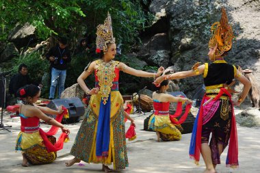 The Theatrical of Babad Kadhiri Jayati (the story of Panji Ande-Ande Lumut) on selomangleng performans sanatı