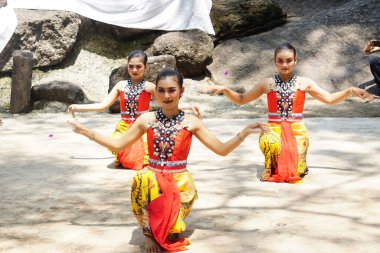 The Theatrical of Babad Kadhiri Jayati (the story of Panji Ande-Ande Lumut) on selomangleng performans sanatı